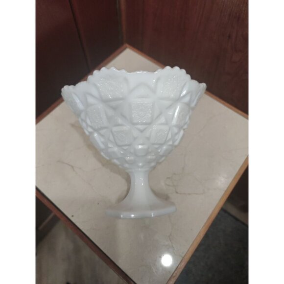 Milk Glass Centerpiece Bowl Compote Vintage 6x8 inches - Picture 5 of 5